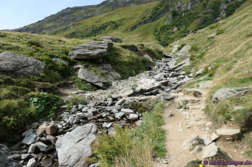 Immer wieder quellen Bäche aus dem Berg