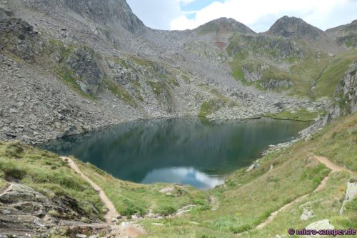 Der Toma-See liegt idyllisch