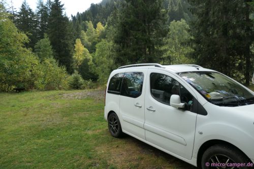 Hinter den Bäumen auf dem Campingplatz ...