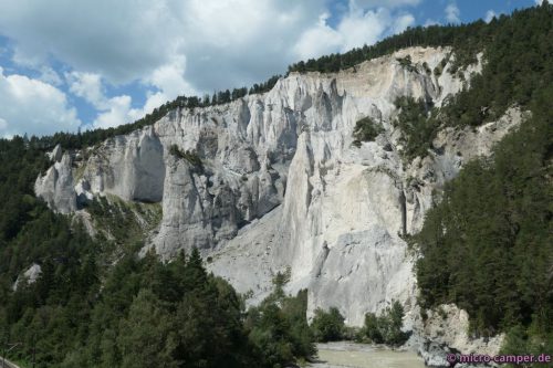 Gleißend helle Kalksteinwände