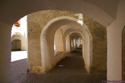 Die Laubengasse, ich passe gerade so aufrecht hindurch