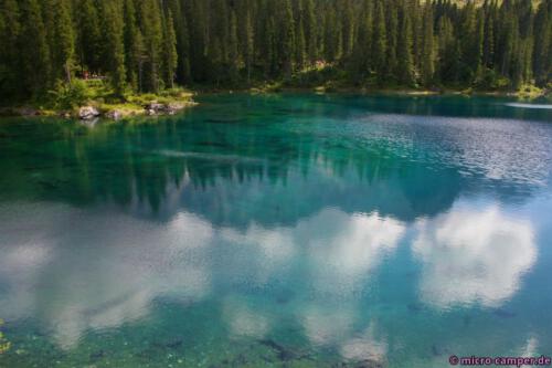 Der mystisch gefärbte Karersee mit immerhin ein bisschen Spiegelung