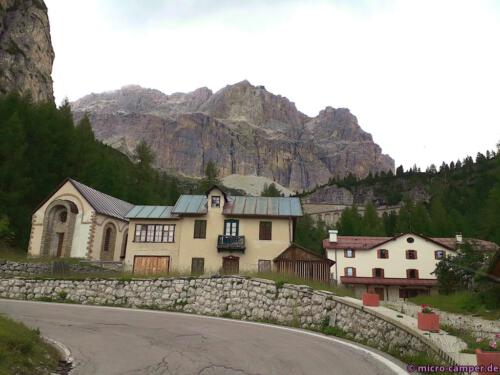 Auf dem Weg zum Sattel des Falzarègo-Passes, die Straße wird immer schmaler