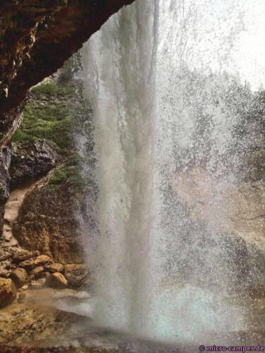 Hinter den Wassern ist es vor allem laut und nass