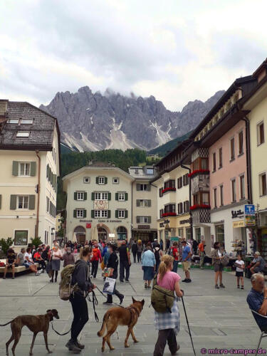 Der Hauptplatz von Innichen vor schönstem Panorama