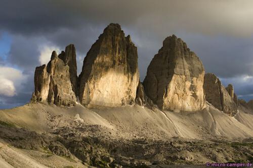 Letzte Sonnenstrahlen lassen die Zinnen leuchten