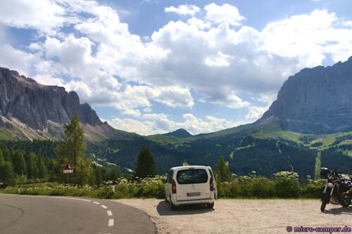 Am Grödner Joch, mit Blick zum Sellajoch