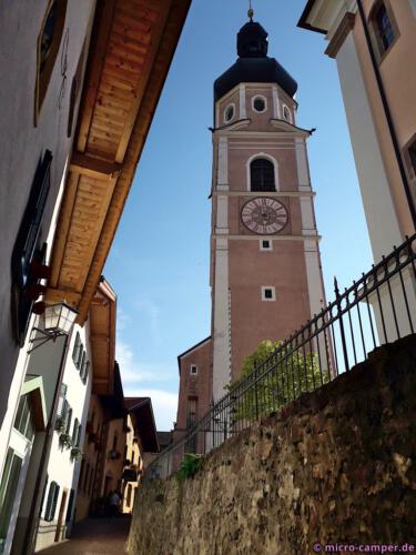 Der Glockenturm der Kirche steht frei