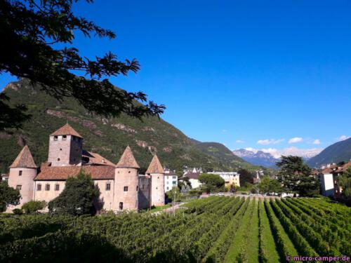Schloss Maretsch und in der Ferne der Rosengarten