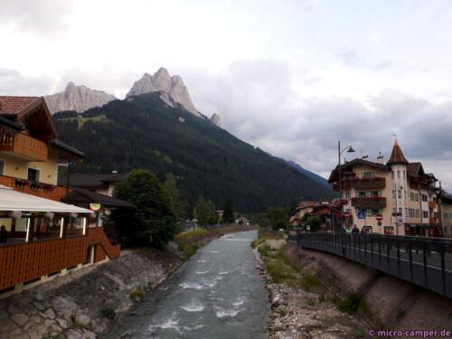 Pozza di Fassa, von Bergen umringt