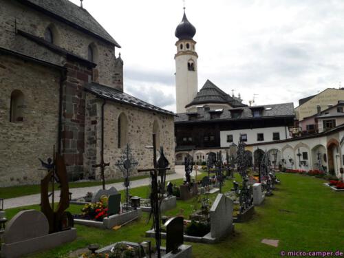 Der Friedhof ist von Metallkreuzen geprägt
