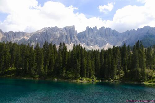 Das Làtemargebirge südlich des Sees