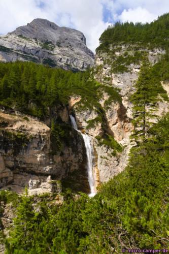 Der Fluss Fànes stürzt sich in die Tiefe