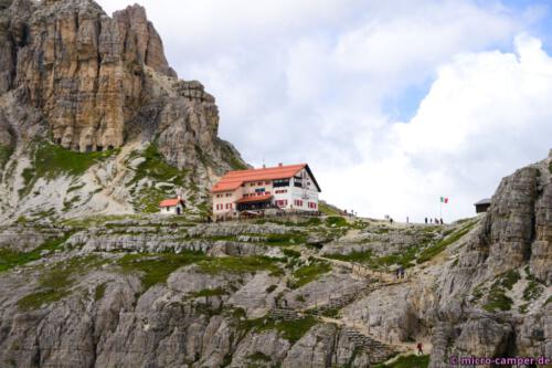 Mit einem Mal wirkt die Hütte so klein