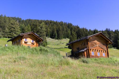 Überall auf der Alm stehen kleine oder größere Hütten