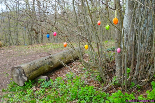 Oberhalb der Eder wachsen Plastikeier auf kahlen Bäumen.
