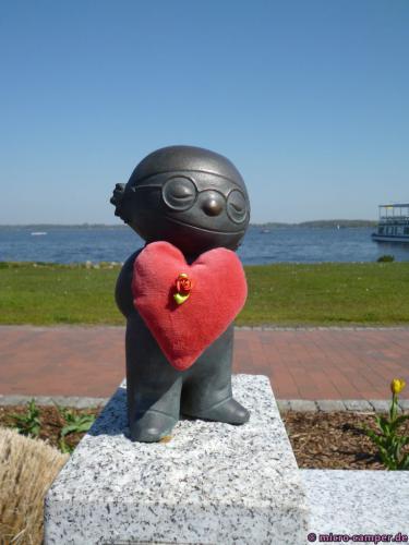 Das Mainzelmännchen namens Det sonnt sich