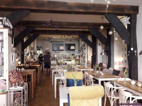 Innen ist das Café noch schöner, alles in Shabby-Chic eingerichtet
