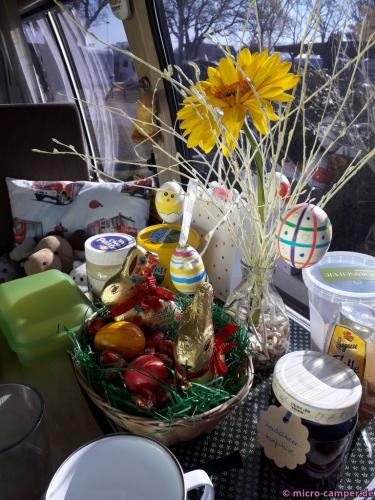 Frühstück am Ostersonntag mit Osternest und "Eierbaum"