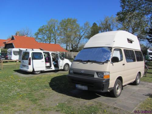 Unsere zwei Camper - erkennt jemand den beigefarbenen Bus wieder ;-)