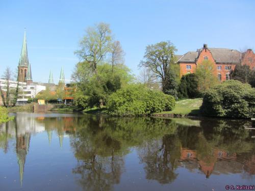 See im Schlosspark - nein, das rote Gebäude ist leider nicht das Schloss :-)